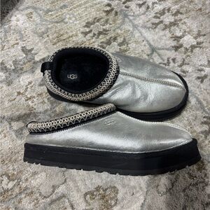 UGG girls platform tazz Metallic Silver leather mule slippers size 4